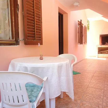 Apartment Prizba 10061c Blato (Korcula)